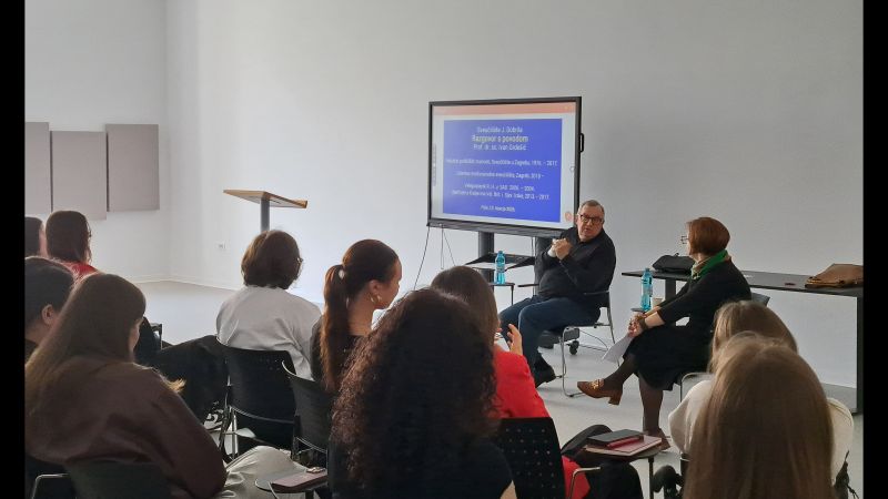 Razgovor s povodom u prepunoj dvorani...